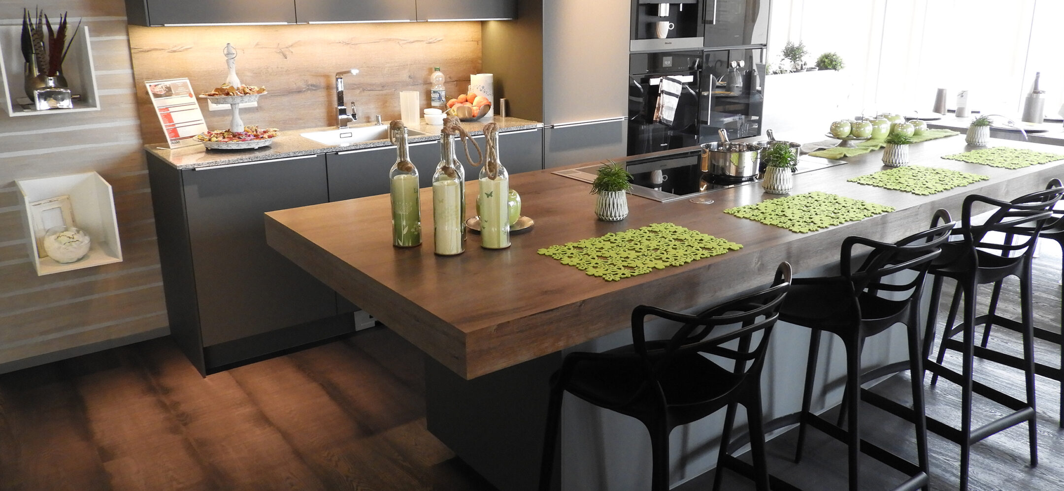 Küchenausstellung Esslingen Kücheninsel mit Theke