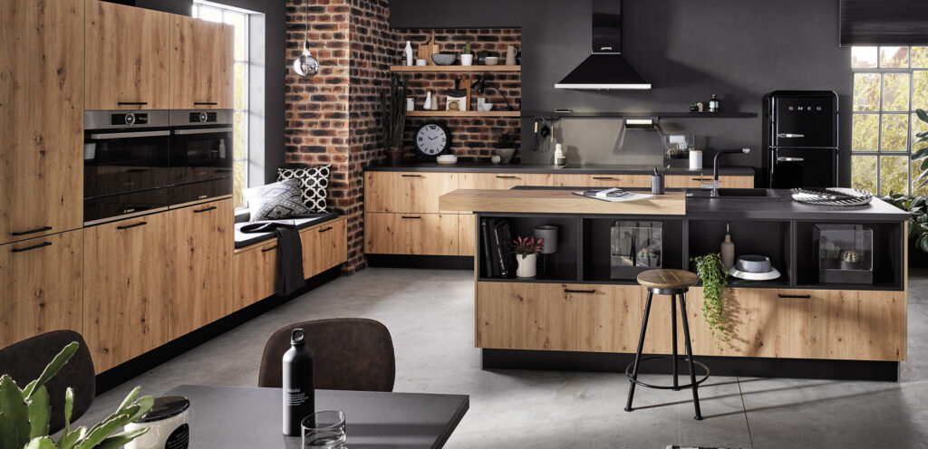 Rustikale moderne Inselküche aus Holz