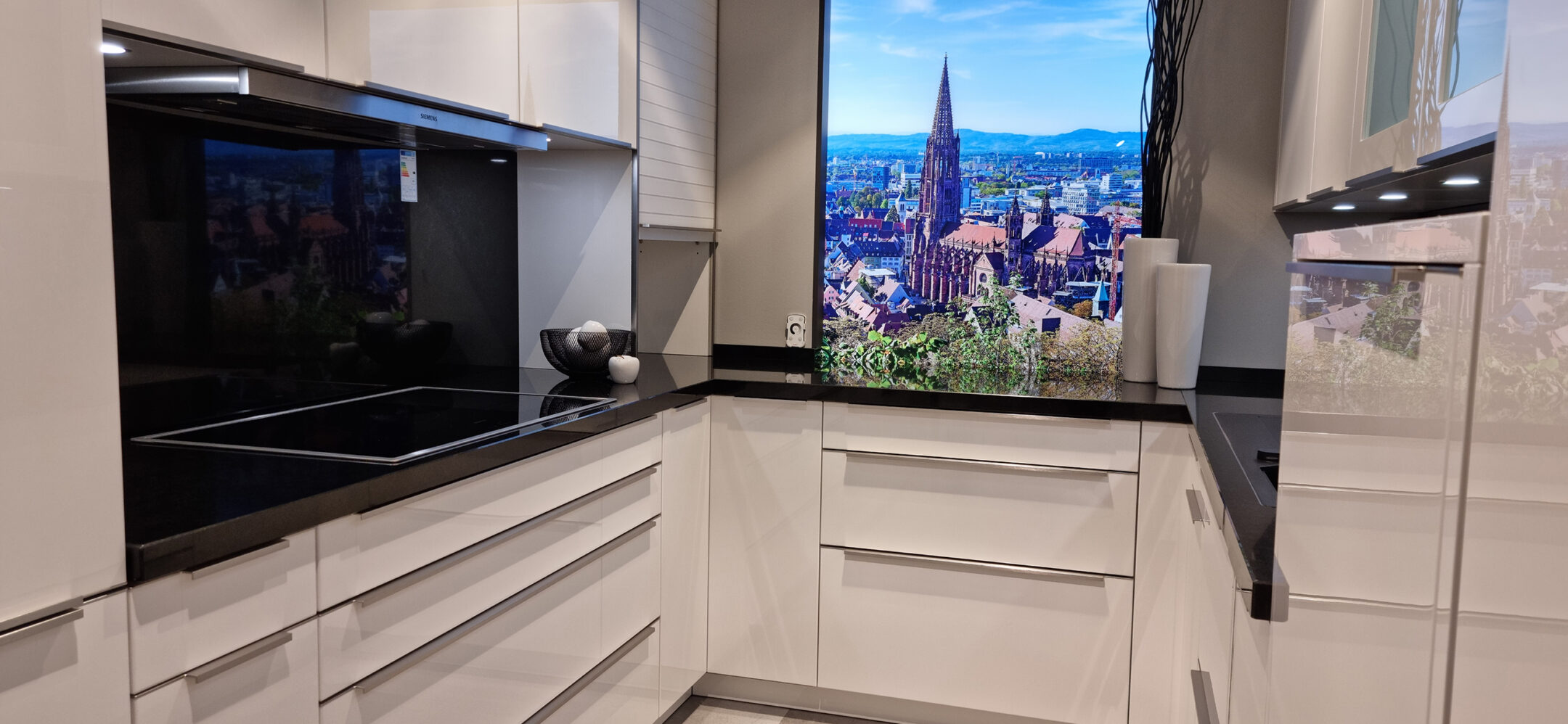 Weiße klassische U-Küche in Freiburg-Nord