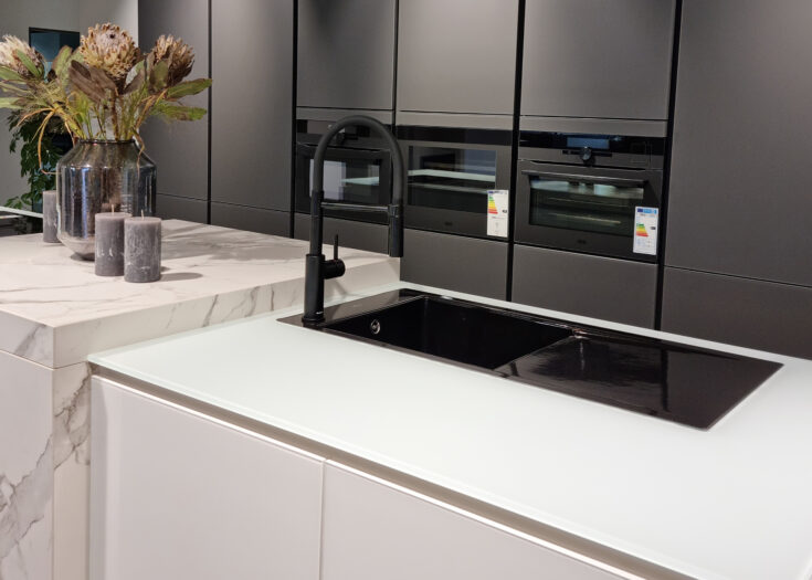 Weiße Inselküche in Freiburg-Nord