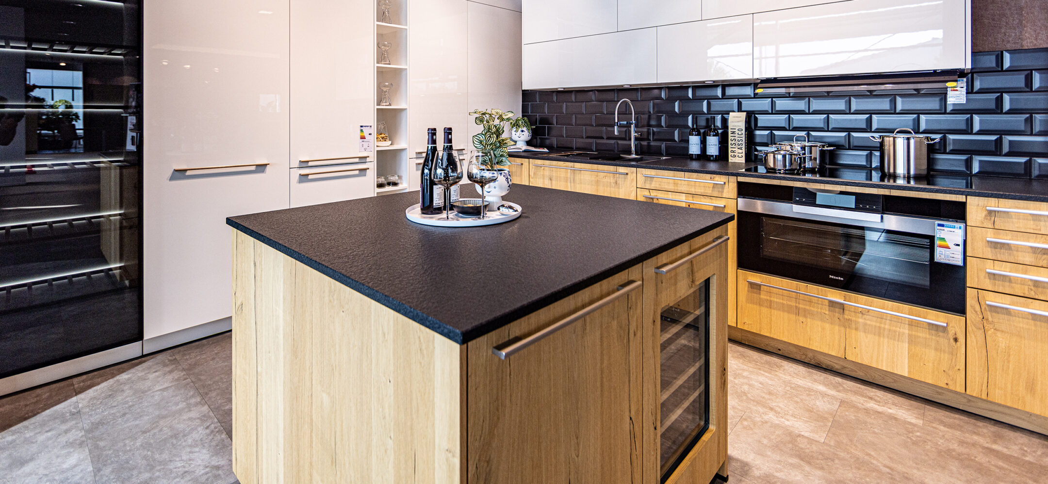 PLANA Küchenstudio Germersheim moderne Inselküche im Landhausstil