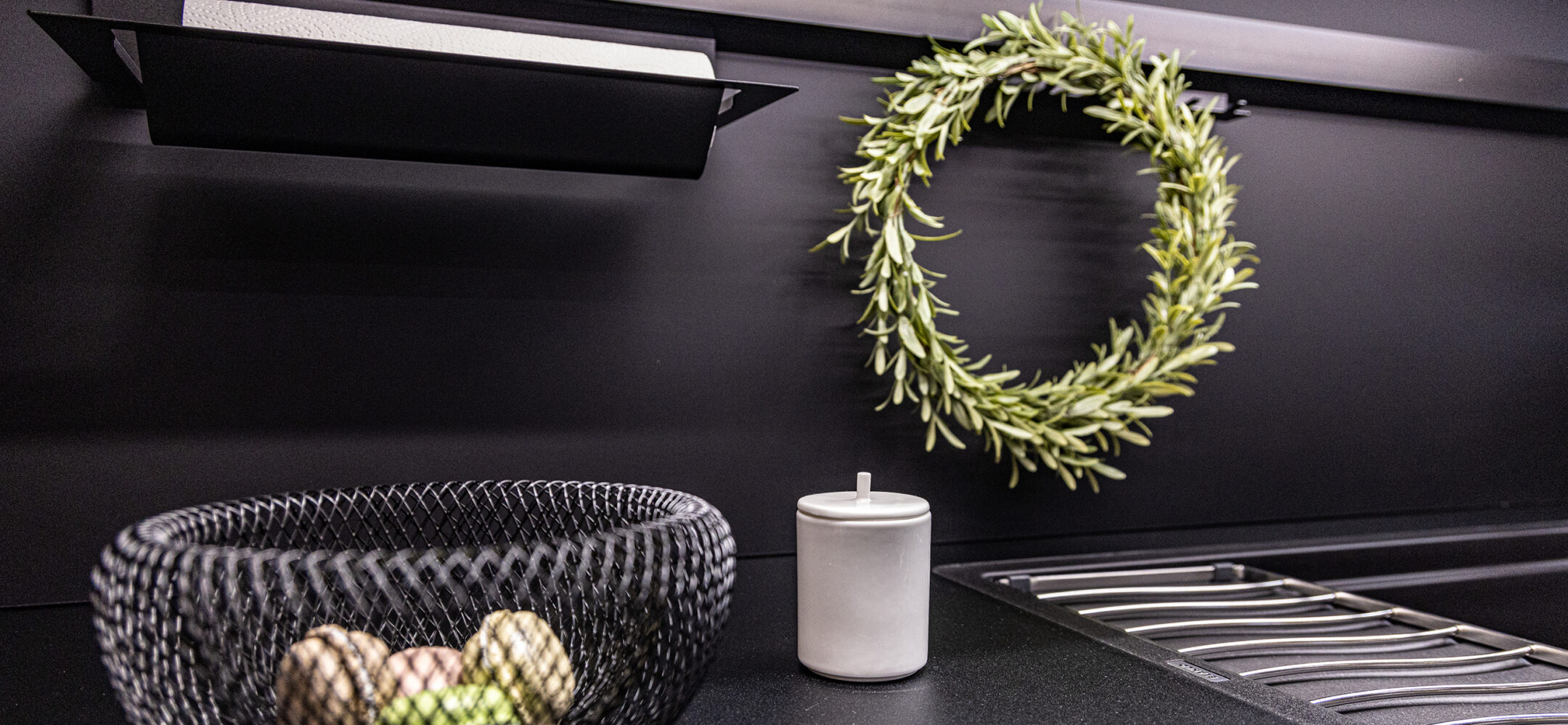 PLANA Küchenstudio Germersheim dunkle Küche mit modernen Accessoires