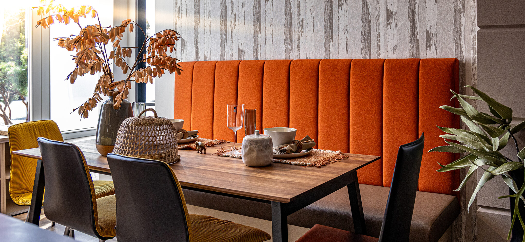 PLANA Küchenstudio Germersheim gemütliche Sitzecke mit Holztisch und Stühlen in dezenten Farben