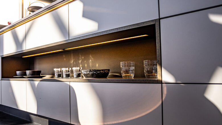PLANA Küchenstudio Germersheim Kücheninsel mit beleuchtetem Deko-Element