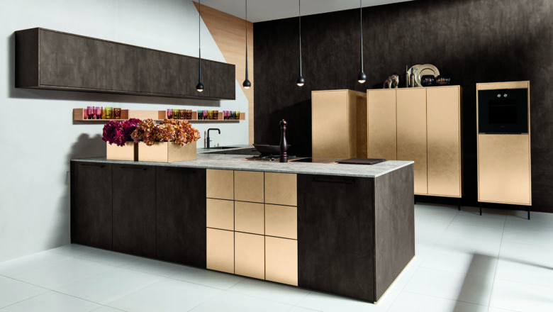 Grifflose Design-Küche mit Gold-Fronten