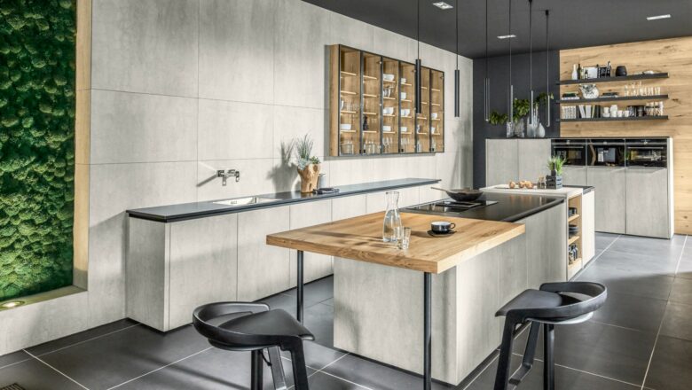 Große Küche mit Kochinsel