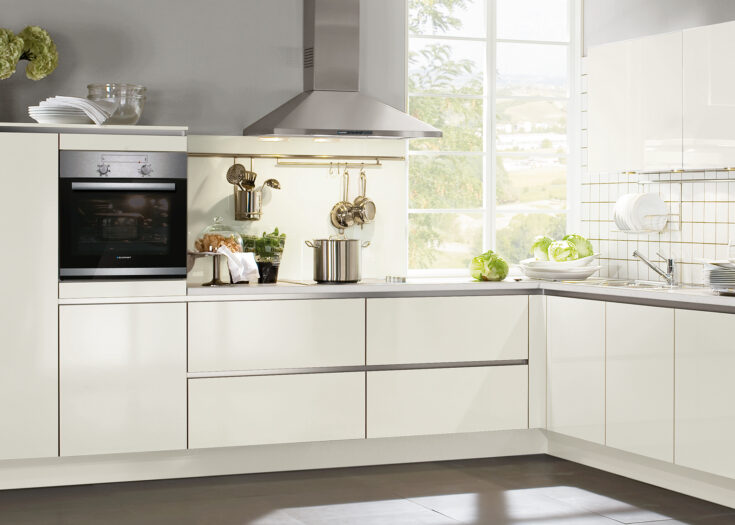 L-Küche mit hochglanzfronten in weiß