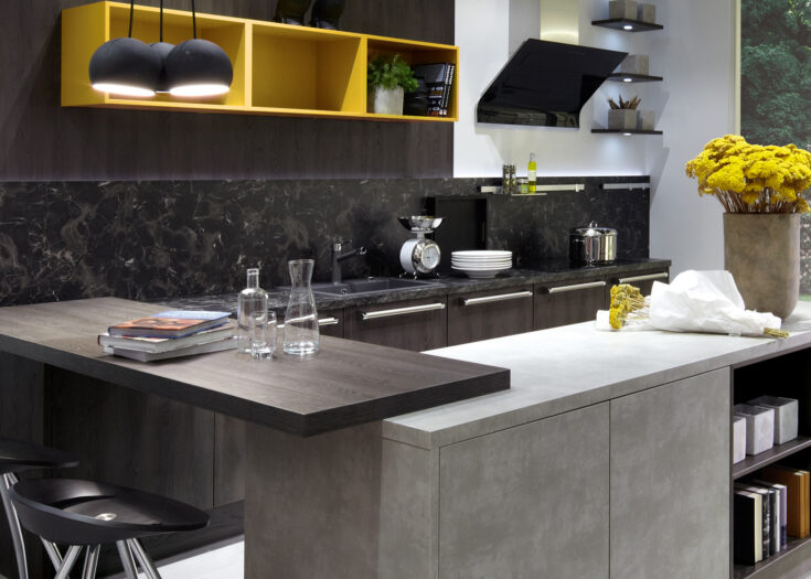 U-Küche mit Fronten und Arbeitsplatte in Betonoptik