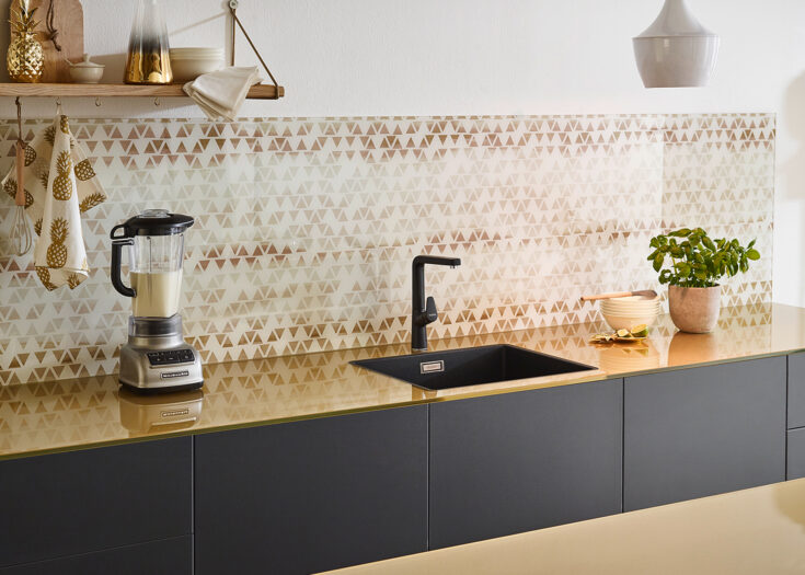 Küchenzeile mit Glas-Küchenarbeitsplatte in gelb