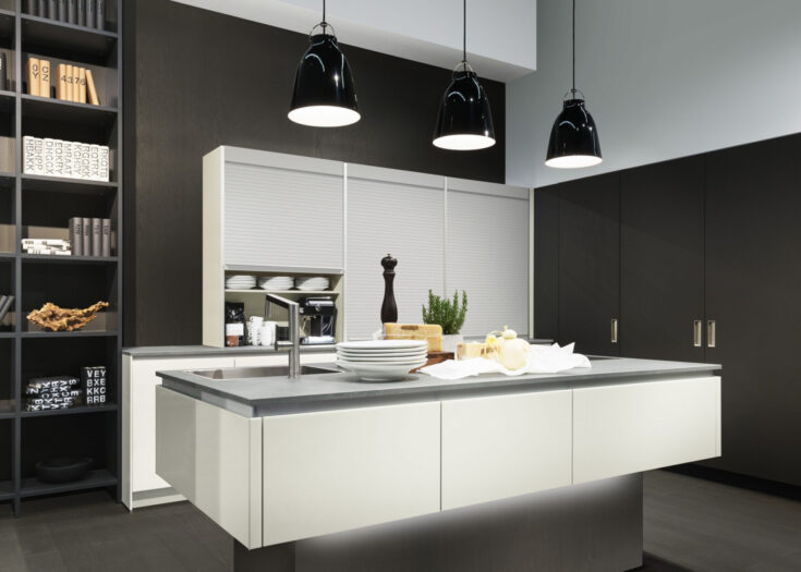 Weiße Kücheninsel auf Sockel