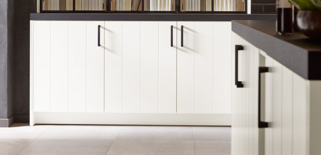 Kurzer Stangengriff auf weißen Küchenfronten