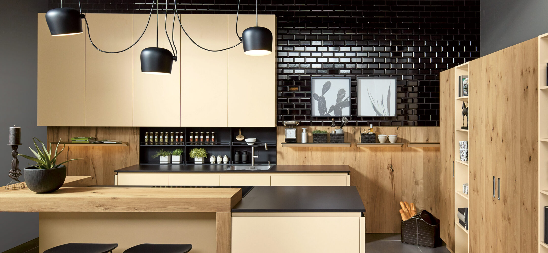 Sandfarbene Küche mit Küchenrückwand in schwarz