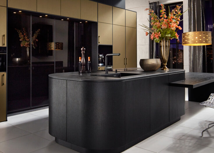 Moderne Küche mit Esstheke