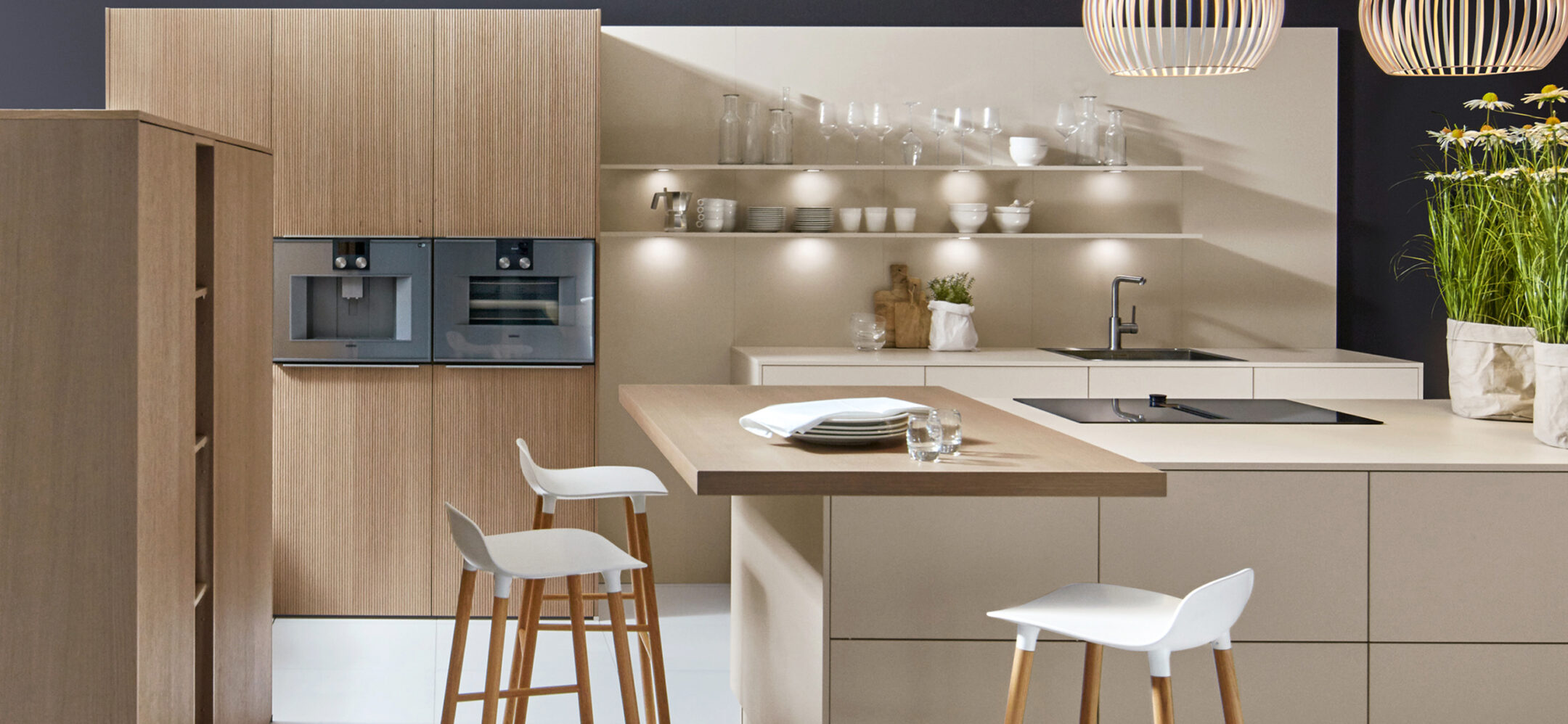 Moderne helle Inselküche mit integrierter Theke