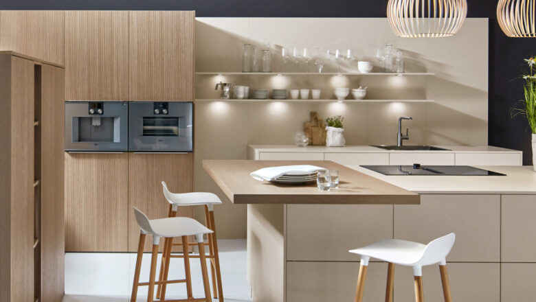 Moderne helle Inselküche mit integrierter Theke