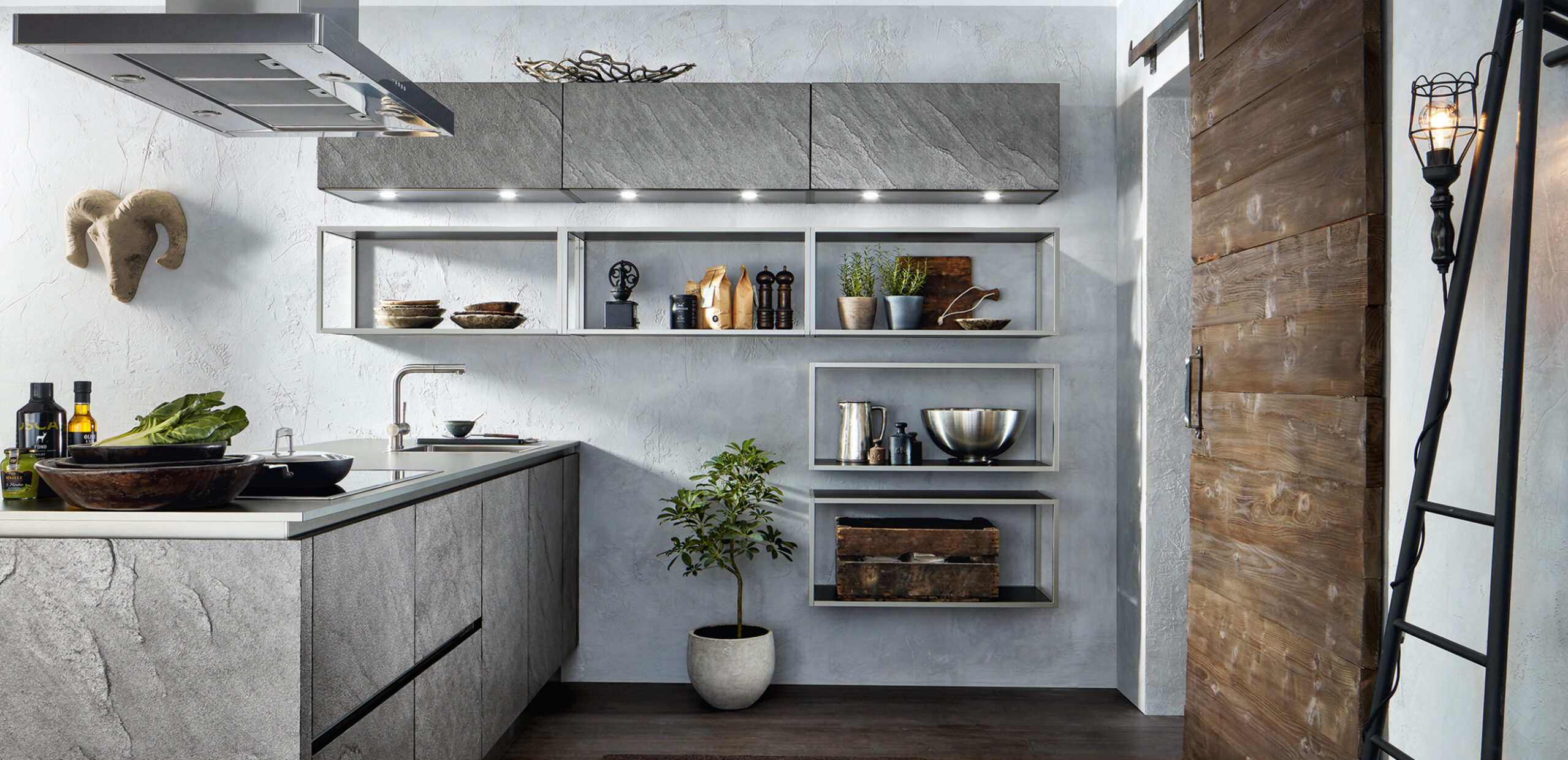 Moderne graue Küche in Schieferoptik mit offenen Wand-Vitrinen