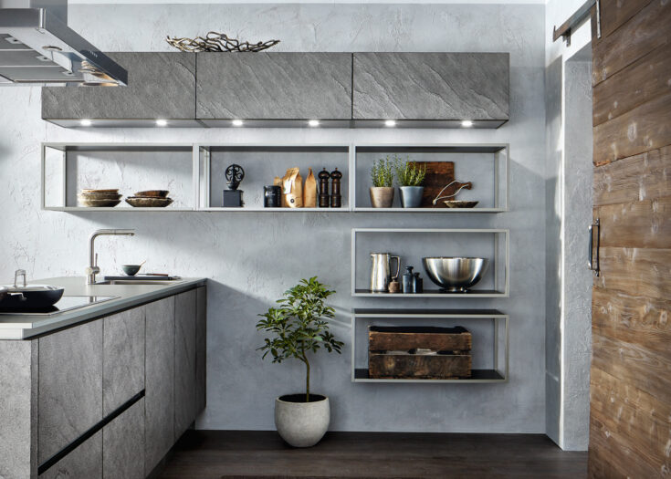 Moderne graue Küche in Schieferoptik mit offenen Wand-Vitrinen