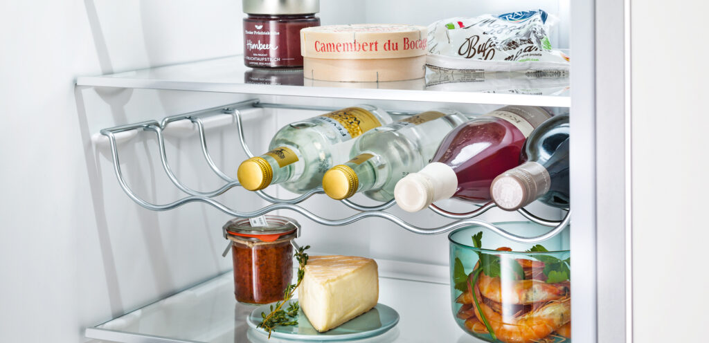 Innenleben eines Kühlschranks mit Halterung für Flaschen