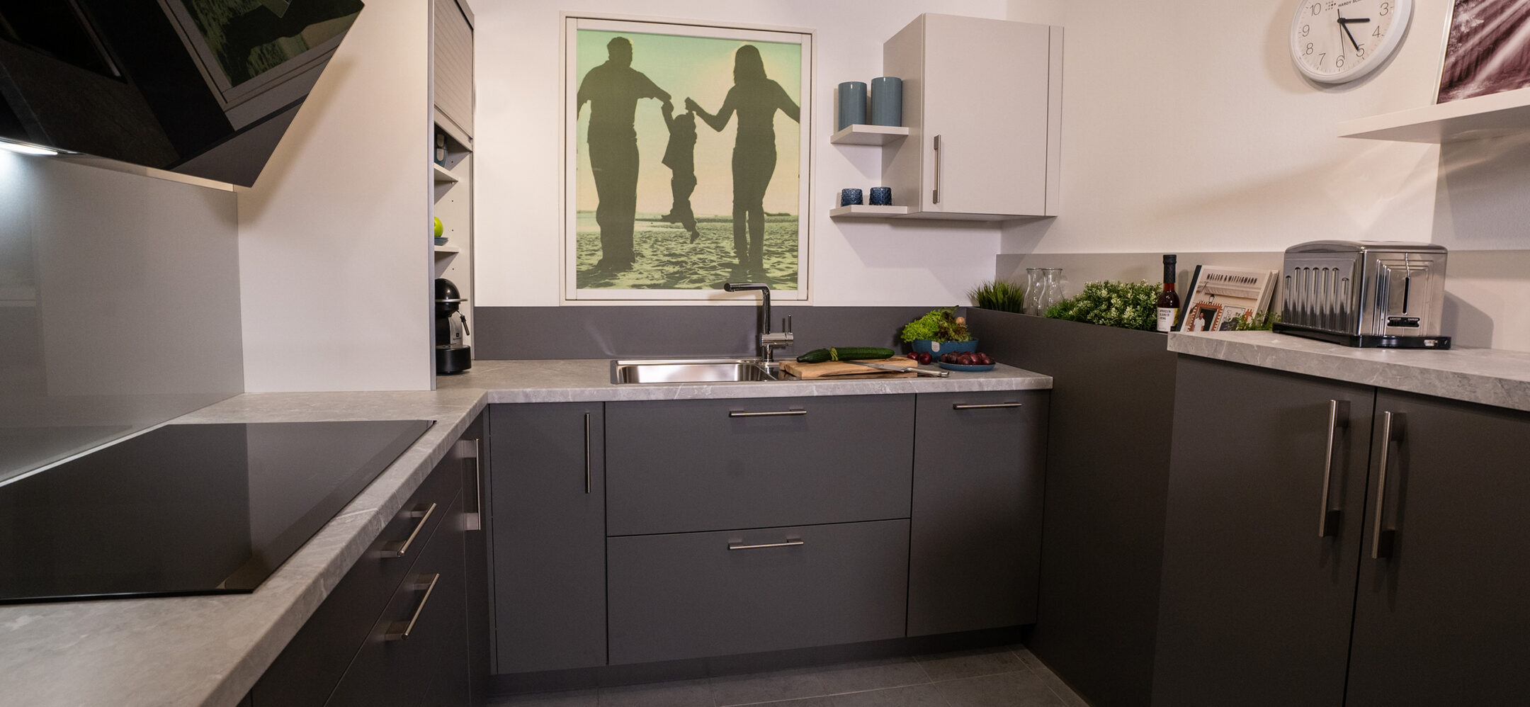 PLANA Küchenstudio Lippstadt Graue L-Küche mit Thekenlösung