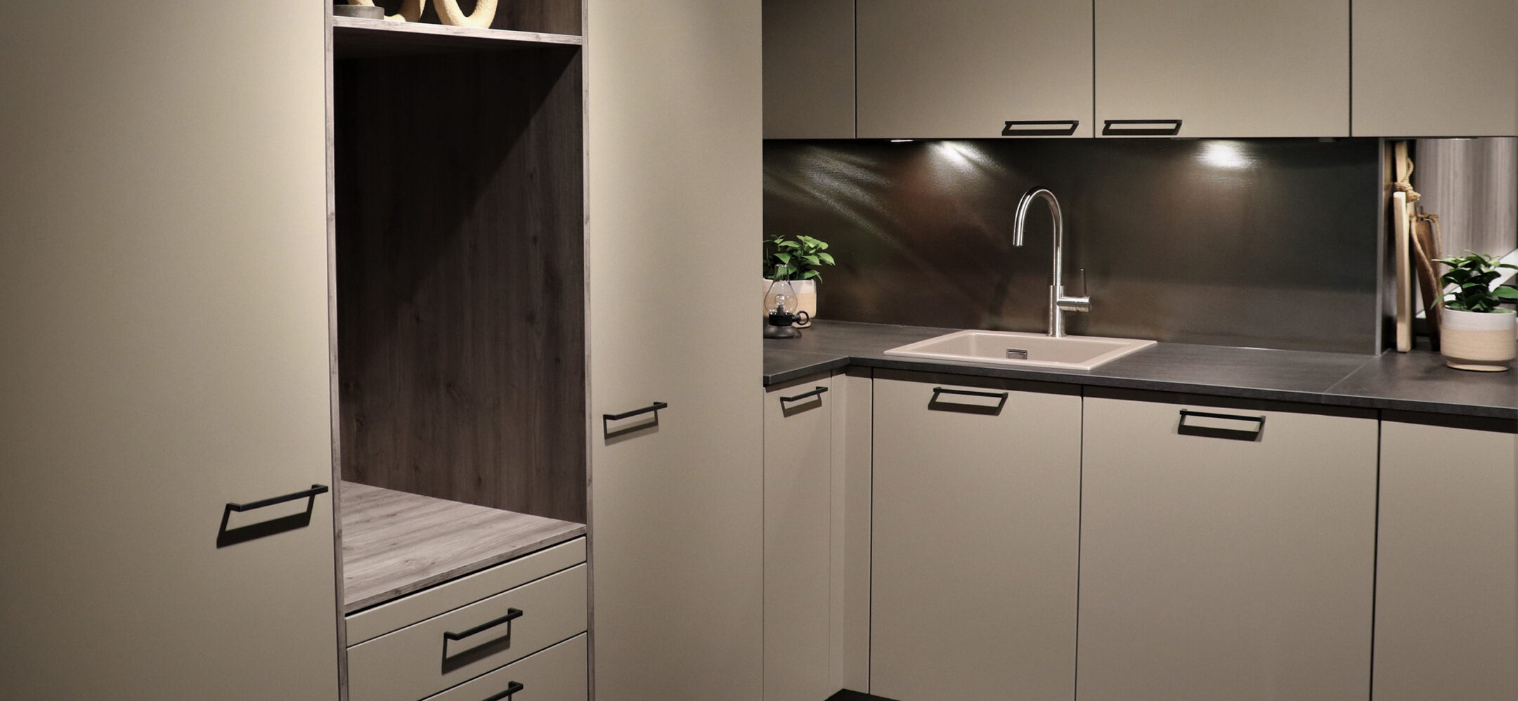 PLANA Küchenausstellung Ludwigsburg Design-Küche mit viel Stauraum