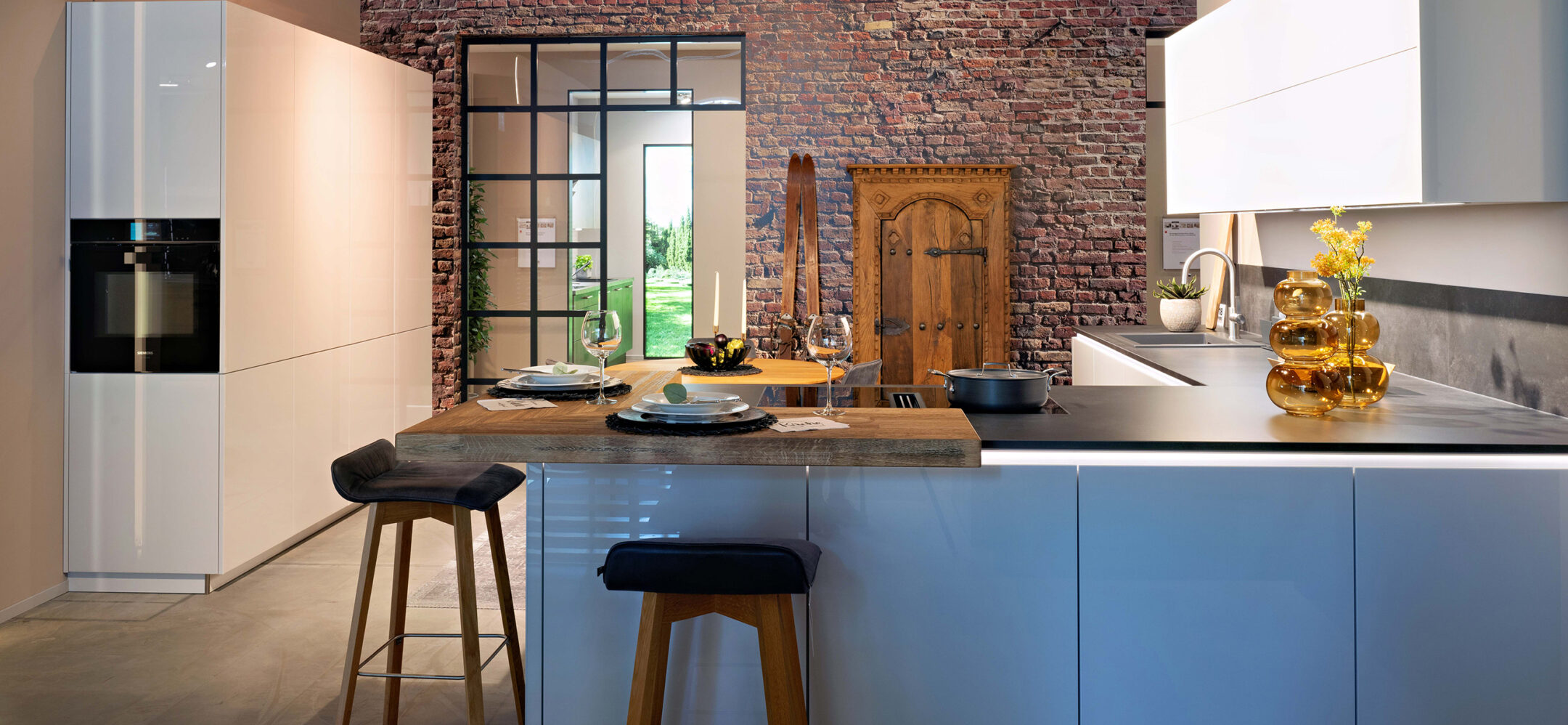 Ludwigshafen Küchenausstellung Insel-Küche mit Theke