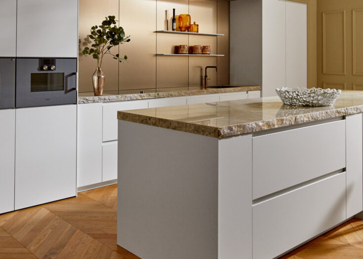 Inselküche mit Elementstein-Arbeitsplatte und hochwertigen Elektrogeräten