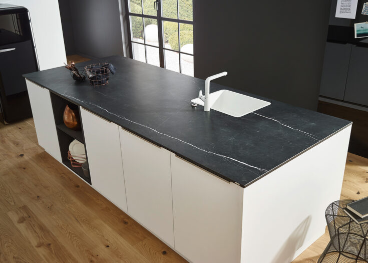 Kochinsel mit Keramik-Arbeitsplatte in Marmoroptik