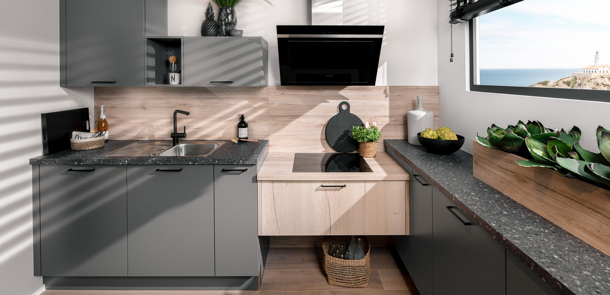 L-Küche mit kleinem Kochfeld und grauen matten Fronten