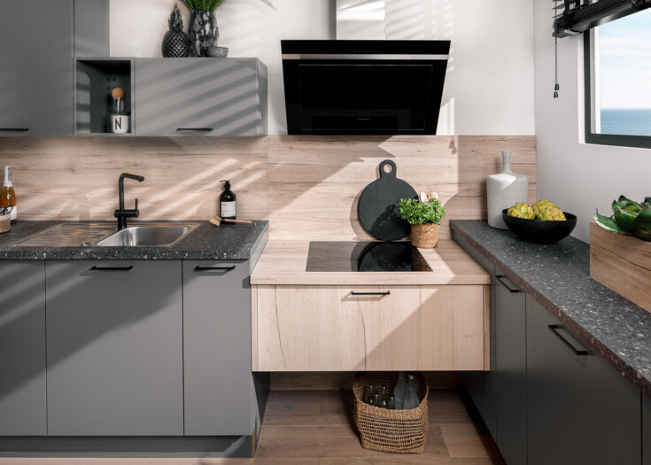 L-Küche mit kleinem Kochfeld und grauen matten Fronten