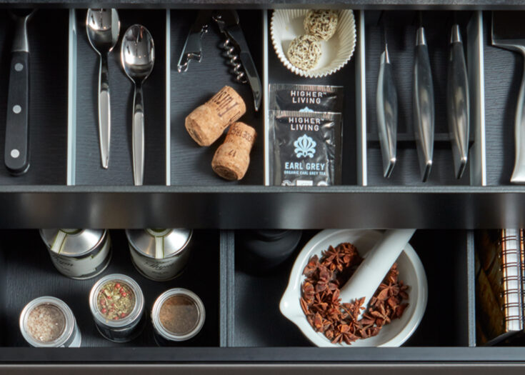 Schubladenorganizer bringt Ordnung in die Küchenutensilien
