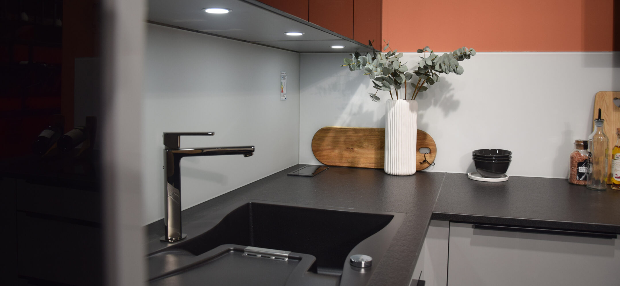 graue L-Küche bei PLANA Küchenstudio München