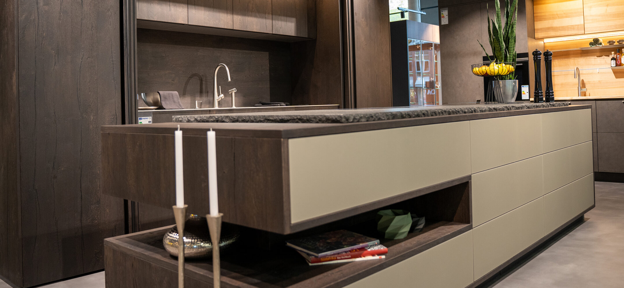 Große Inselküche mit matten grifflosen Fronten in München-Süd