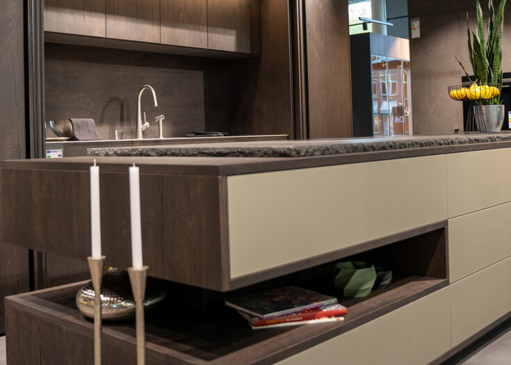 Große Inselküche mit matten grifflosen Fronten in München-Süd