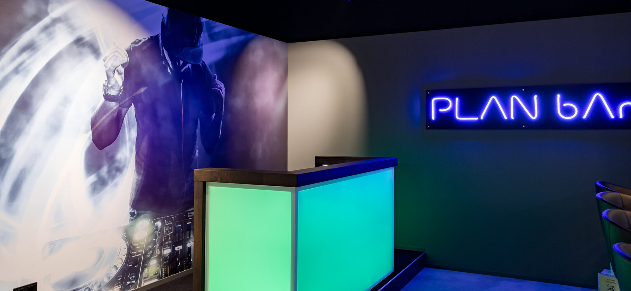 Moderne beleuchtete Bar bei PLANA in Niederzier
