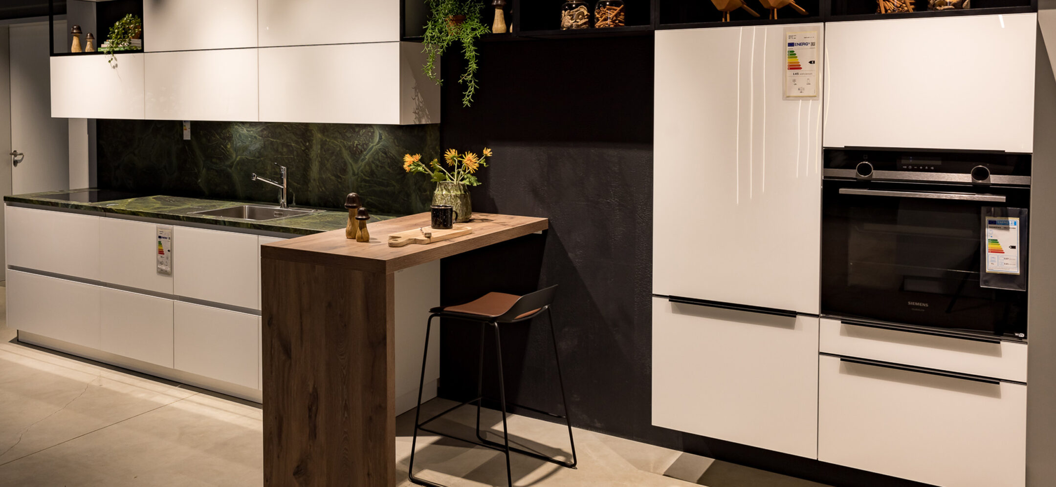 Küchenzeile in weiß bei PLANA Niederzier