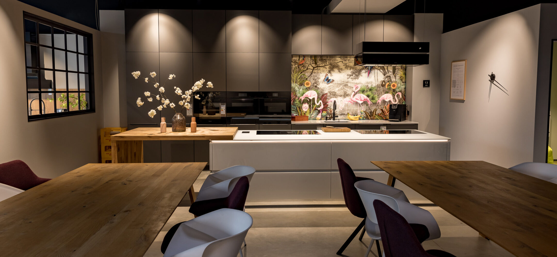 Weißer hochglanz Küchenblock im Küchenstudio Niederzier