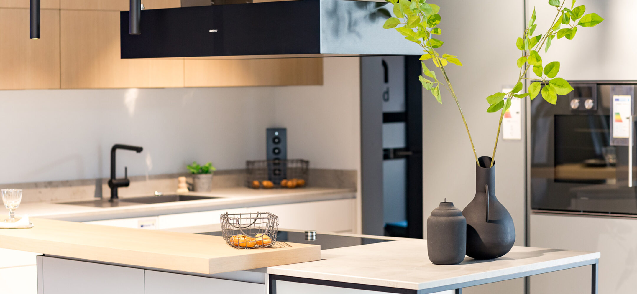 moderne weiße L-Küche bei PLANA Niederzier