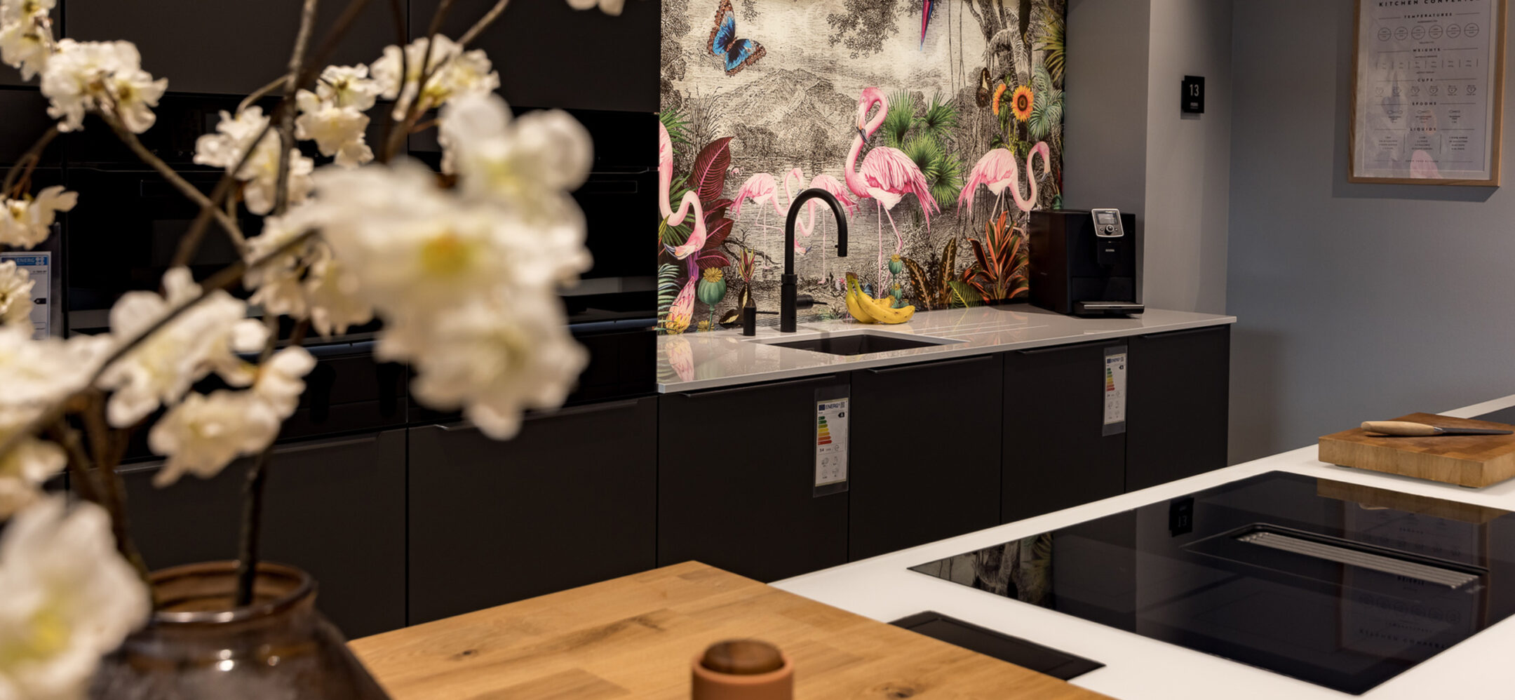 Moderne schwarze Küchen mit Auffälliger Nischenrückwand im Küchenstudio Niederzier