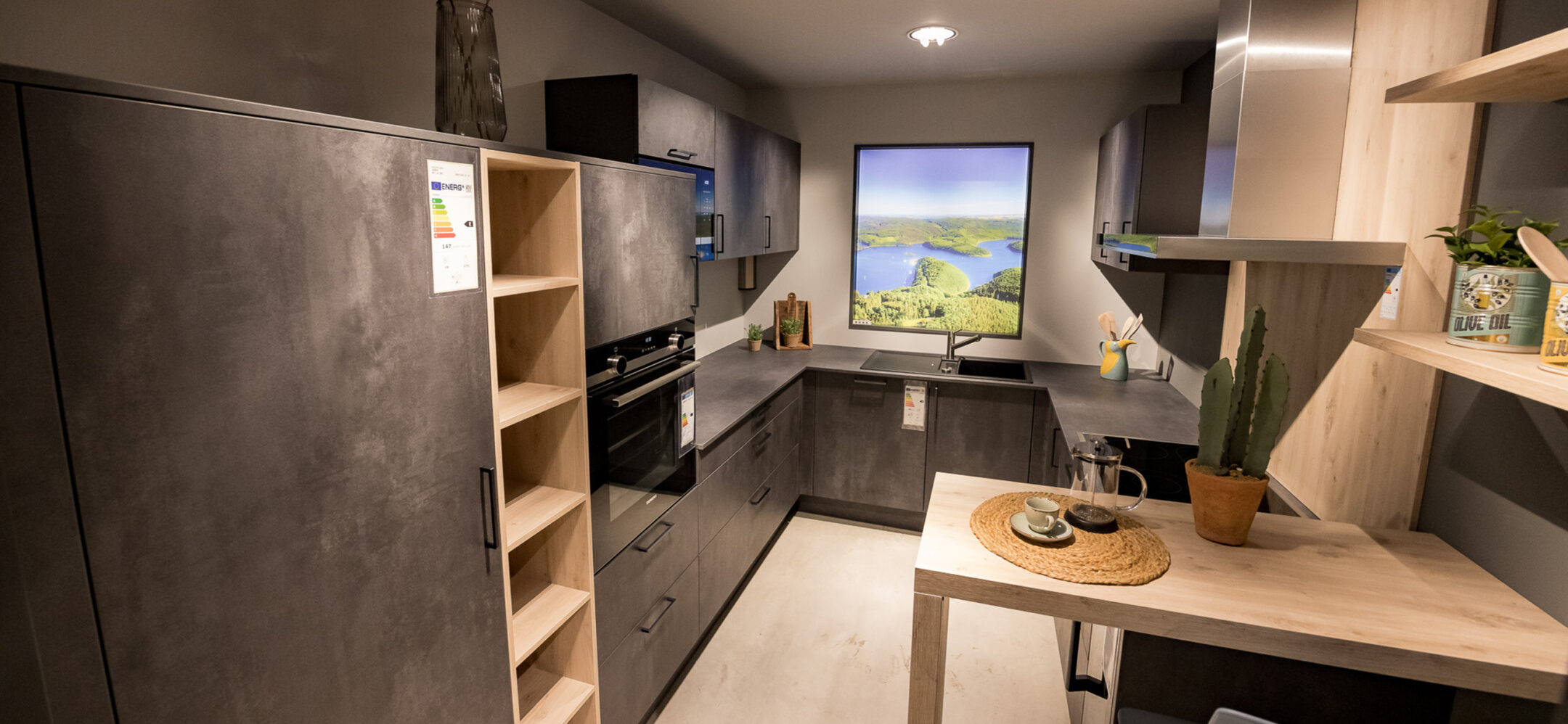 Dunkle klassisch U-Küche mit viel Stauraum im PLANA Küchenstudio Niederzier