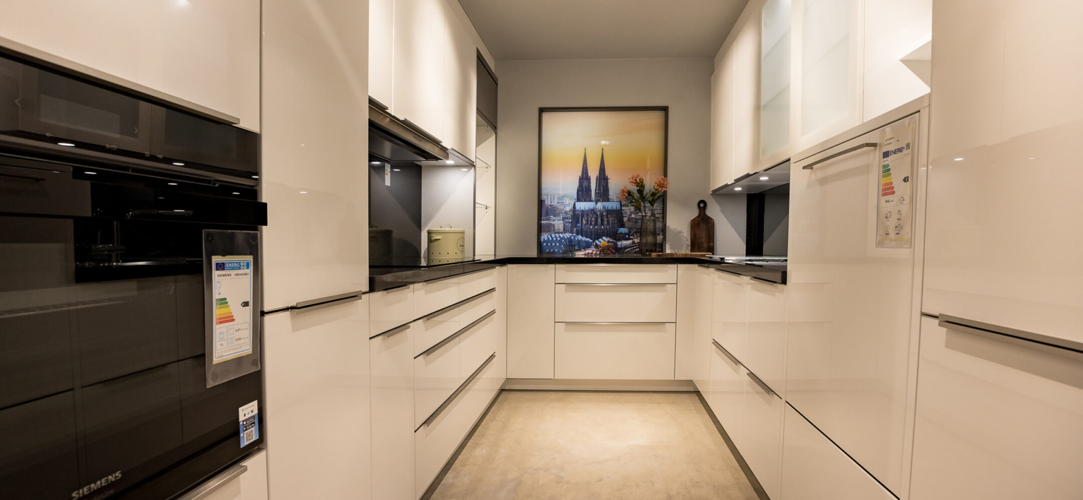 Weiße U-Küche mit viel Stauraum im PLANA Küchenstudio Niederzier