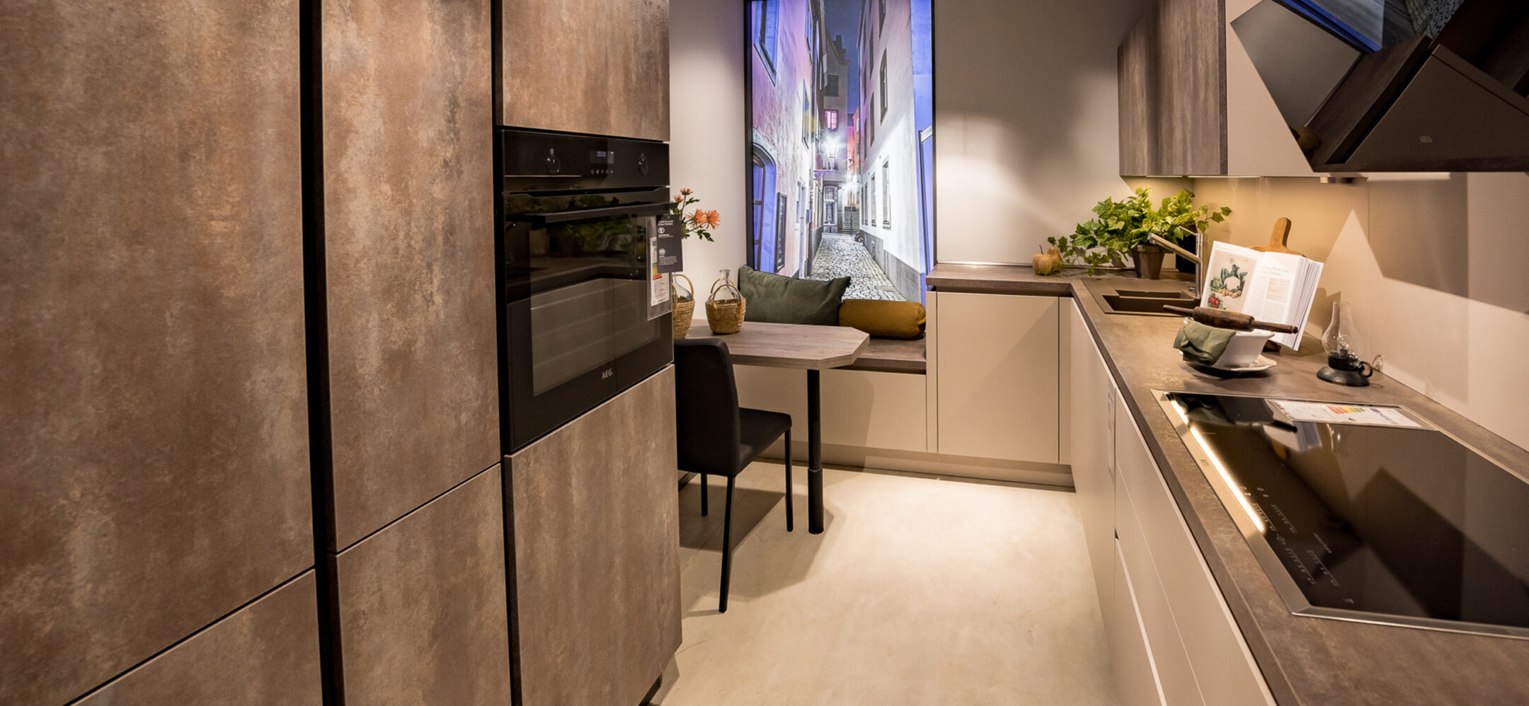 Grifflose moderne Küche auf kleinem Raum in Niederzier