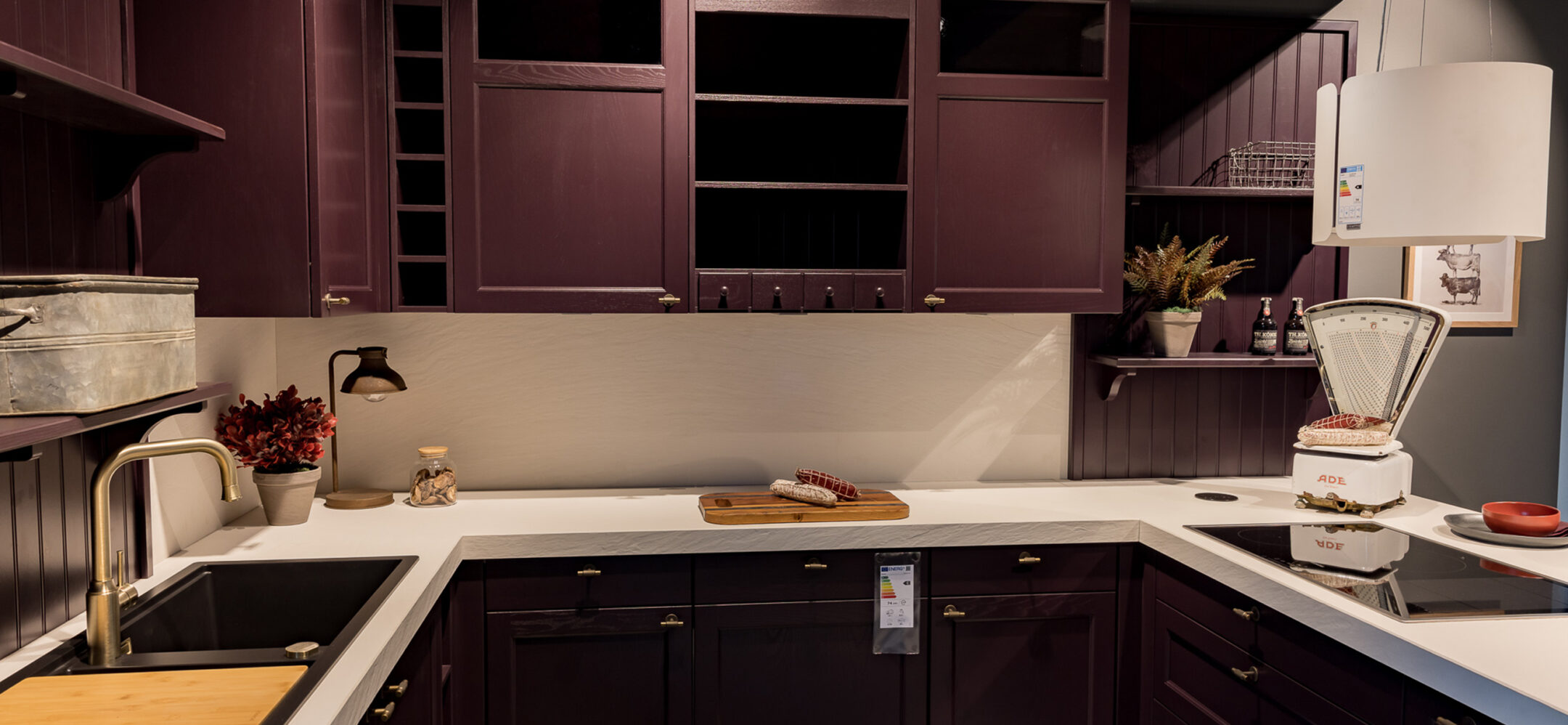 Landhausküche in weinrot bei PLANA Niederzier