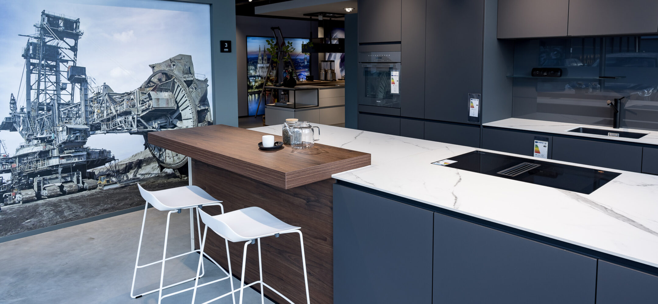 Moderne grifflose Inselküche in Anthrazit im PLANA Küchenstudio Niederzier