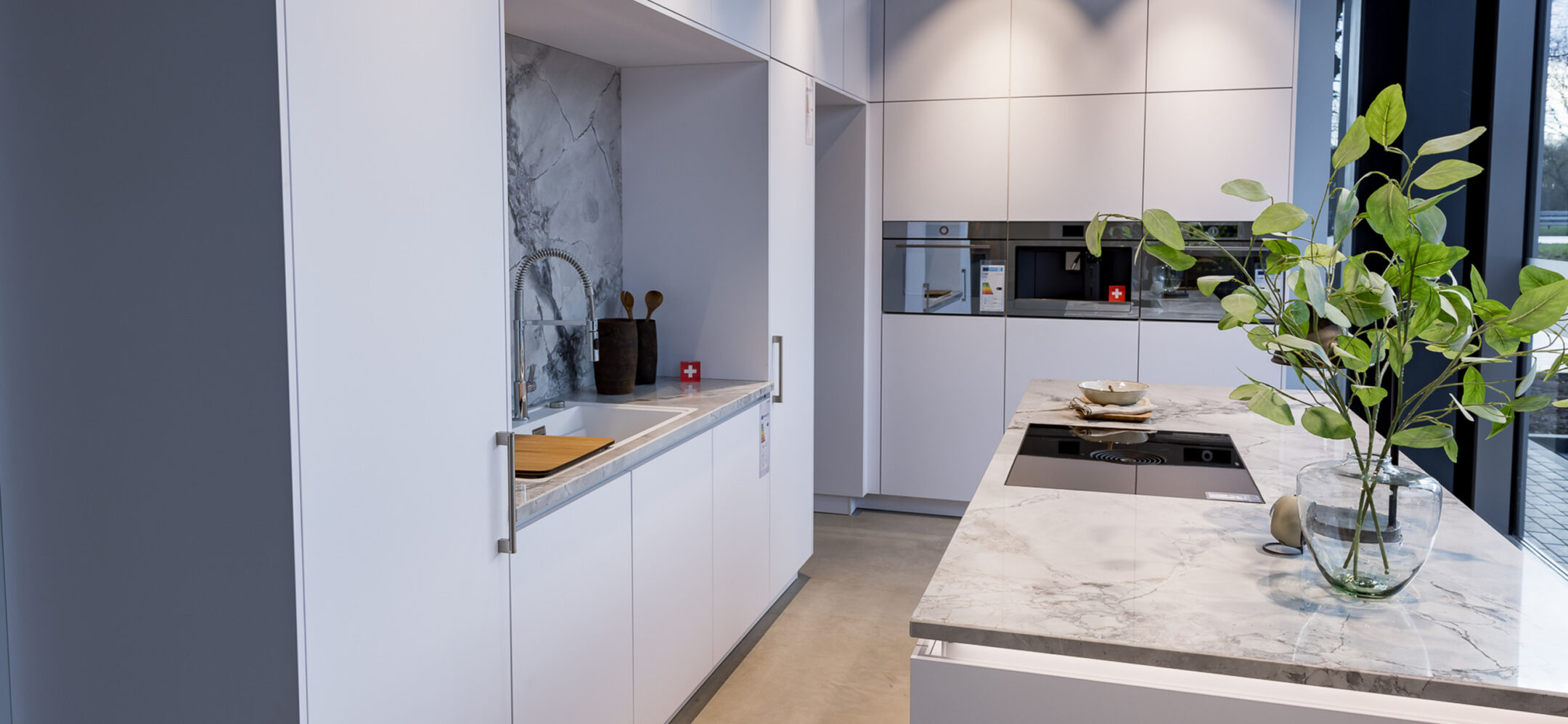 Große weiß Inselküche mit Granitarbeitsplatte in Niederzier