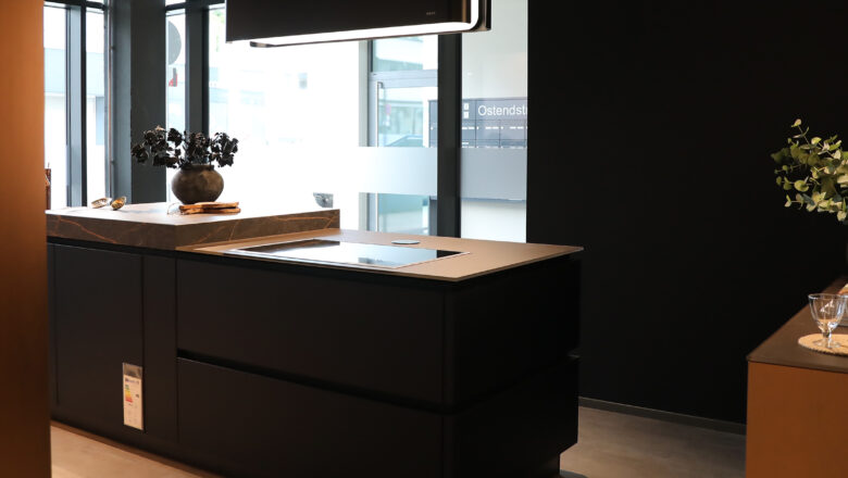 Nürnberg Küchenausstellung schwarze Kücheninsel