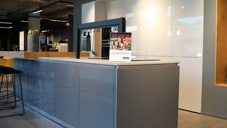 Nürnberg Küchenausstellung grifflose Kochinsel grau