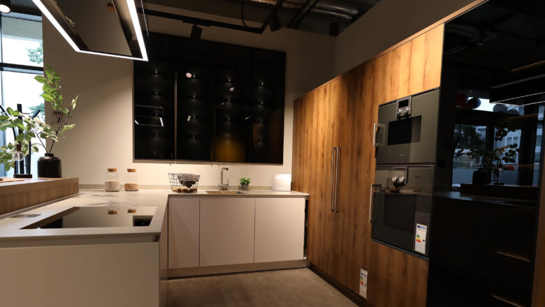 Nürnberg Küchenausstellung weiße U-Küche mit Holz
