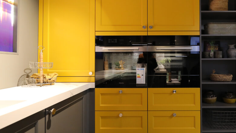 Nürnberg Küchenausstellung gelbe Fronten im Landhausstil