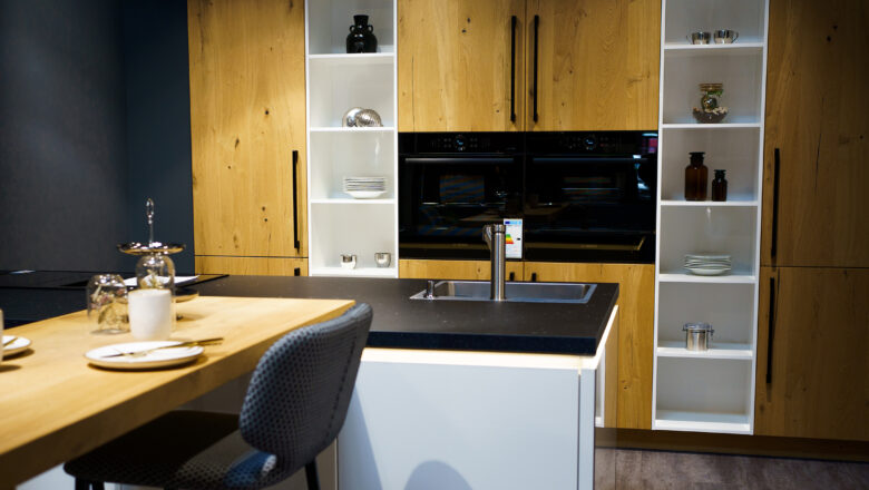 Hochwertiger Küchenschrank mit Holzfronten und Einbaugeräten
