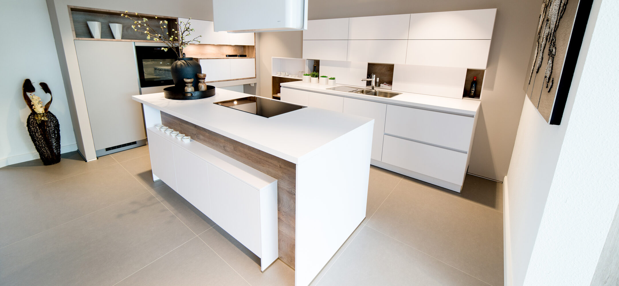 Moderne grifflose Insel-Küche mit Arbeitsplatte und Fronten in weiß